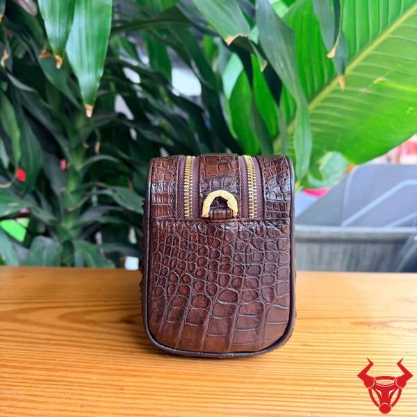 Clutch da gù lưng cá sấu CGA4 màu nâu đất nhiều không gian lưu trữ.
