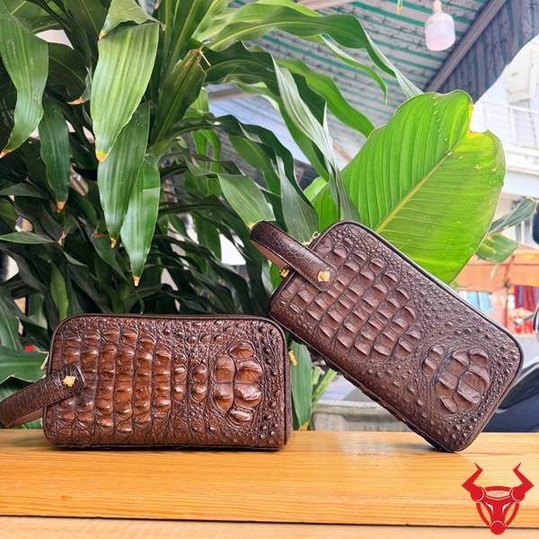 Clutch hộp da gù lưng cá sấu CGA4 màu nâu đất cao cấp với đường gù tự nhiên.