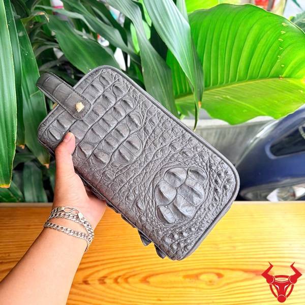 Túi clutch da gù lưng cá sấu CGA4 màu xám chế tác tinh xảo.