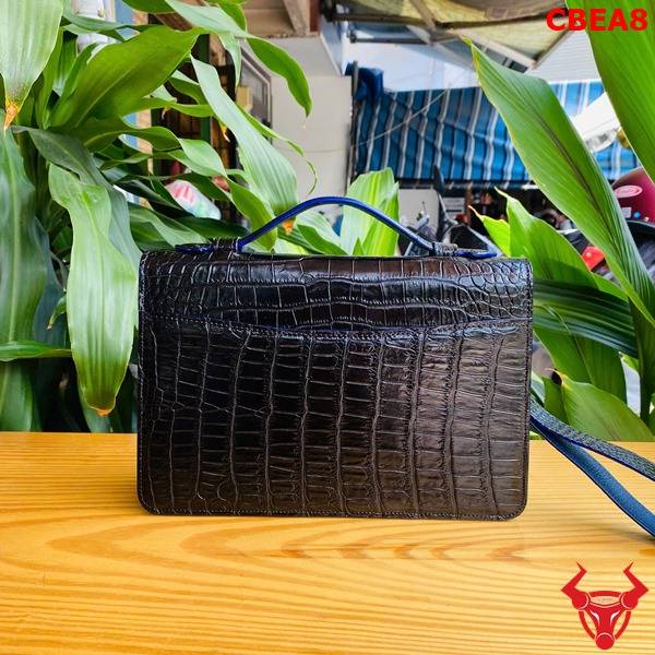 Clutch xách tay nam da bụng cá sấu CBEA8 hoàn thiện tinh xảo.