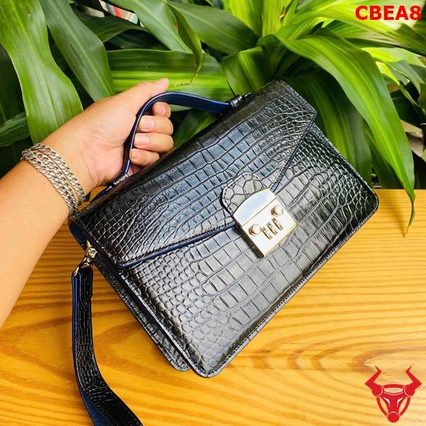 Clutch da bụng cá sấu màu đen dành cho doanh nhân thành đạt.
