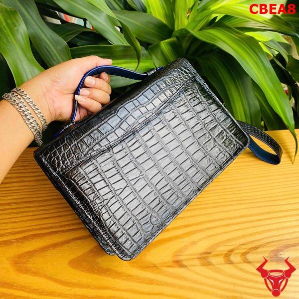 Clutch da bụng cá sấu CBEA8 màu đen phong cách thượng lưu.