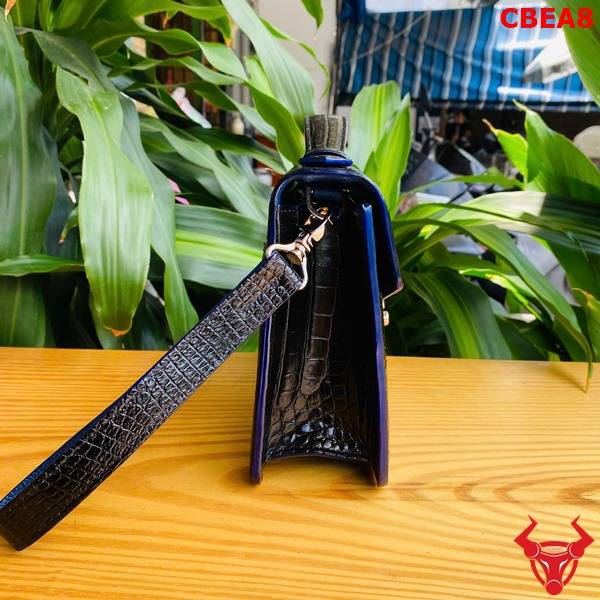 Clutch xách tay nam da bụng cá sấu CBEA8 tích hợp khóa số bảo mật.