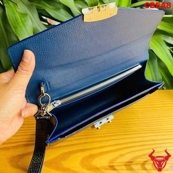 Clutch da bụng cá sấu CBEA8 màu đen khóa số bảo mật.