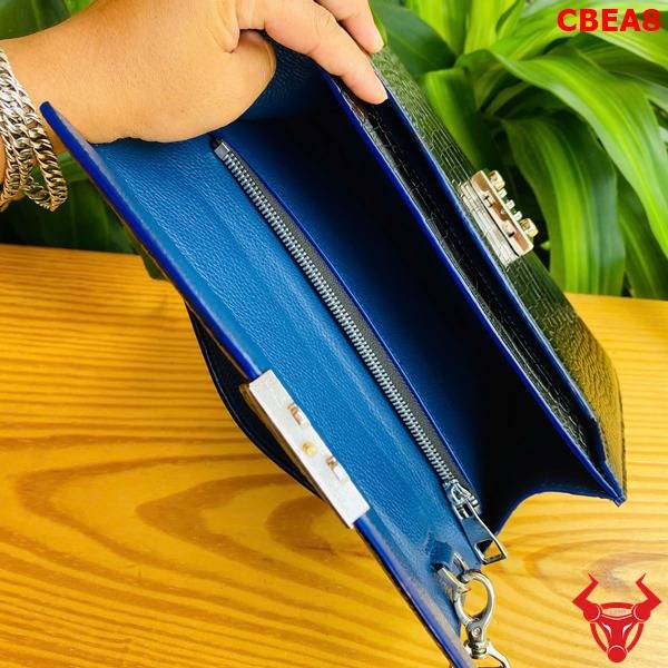 Clutch xách tay nam da bụng cá sấu CBEA8 màu đen sang trọng.