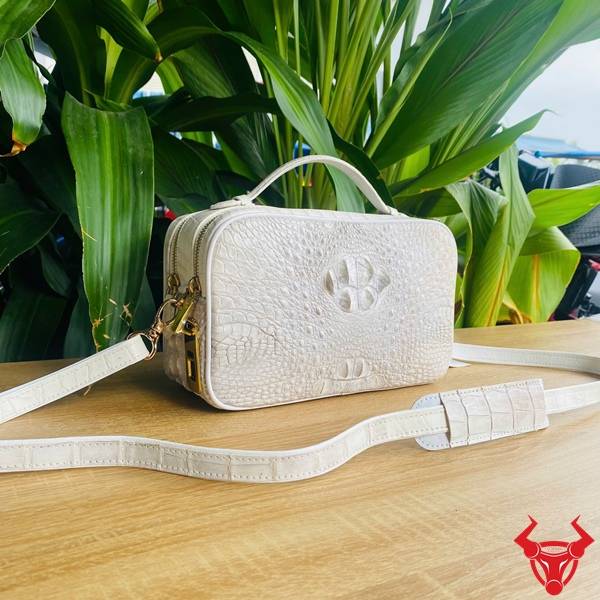 Túi Clutch Golf da gù cá sấu màu bạch tạng phong cách doanh nhân.