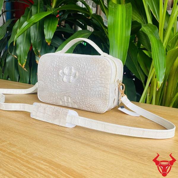 Túi clutch xách tay da gù cá sấu CJA4 màu bạch tạng thời trang.