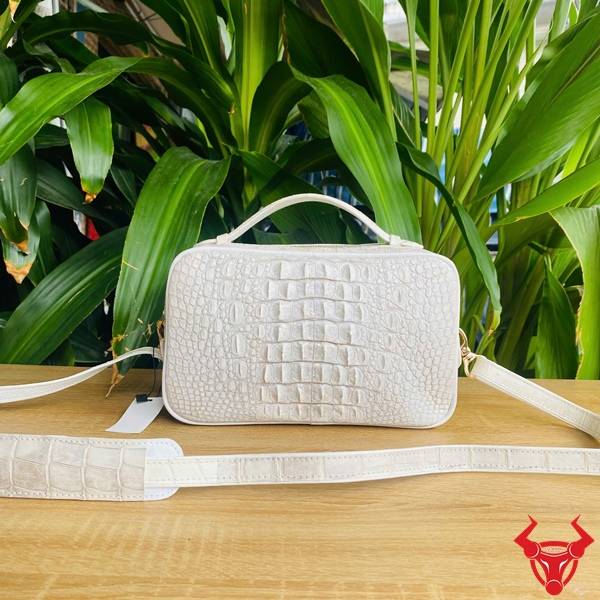Túi Clutch Golf da gù cá sấu CJA4 màu bạch tạng lịch lãm.