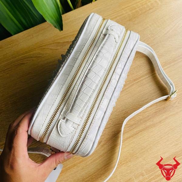 Túi clutch Golf CJA4 màu bạch tạng với vân gù cá sấu tự nhiên.