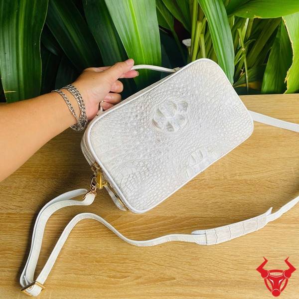 Túi clutch xách tay da gù cá sấu CJA4 màu bạch tạng chính hãng.