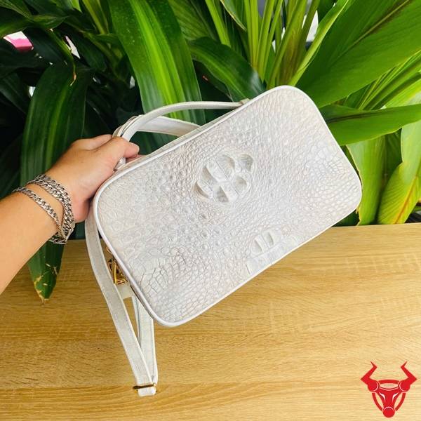 Clutch Golf CJA4 da gù cá sấu màu bạch tạng sang trọng.