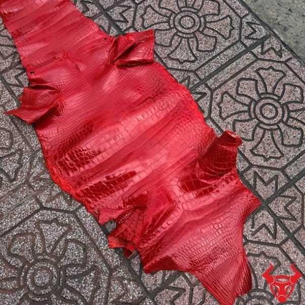 Da cá sấu bóng kính màu đỏ size 5 nhỏ bỏ gai thích hợp làm ví, túi và phụ kiện.