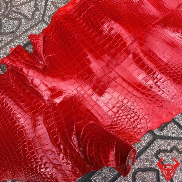 Da cá sấu bóng kính màu đỏ cao cấp với bề mặt sáng bóng và vân tự nhiên.
