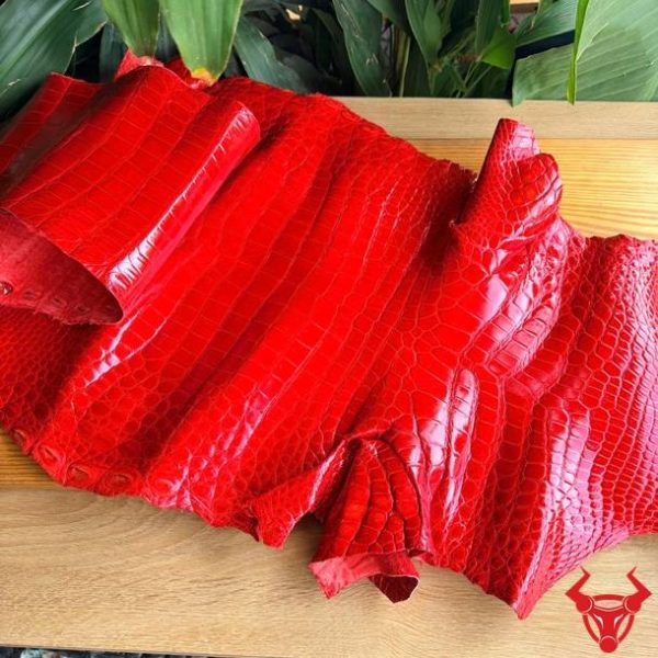 Da cá sấu bóng kính size 5 nhỏ màu đỏ với hệ vân đều và sắc nét.