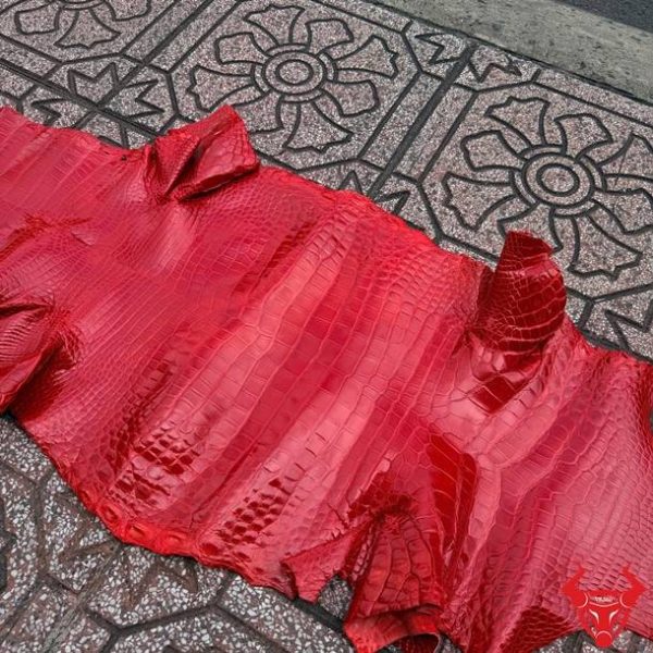 Da cá sấu size 5 nhỏ bỏ gai màu đỏ bóng kính dùng chế tác phụ kiện cao cấp.
