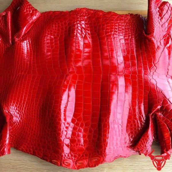 Da cá sấu bóng kính màu đỏ bỏ gai size 5 nhỏ dùng làm phụ kiện da thủ công.