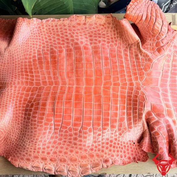 Da cá sấu bỏ gai bóng kính màu hồng size 5X dùng chế tác ví và túi da.