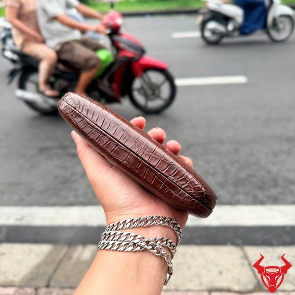 Hộp Đựng Kính Bọc Da Cá Sấu Màu Nâu Phong Cách Khác Biệt Hộp đựng kính da cá sấu màu nâu với kiểu dáng thanh lịch và hoàn thiện tinh xảo.