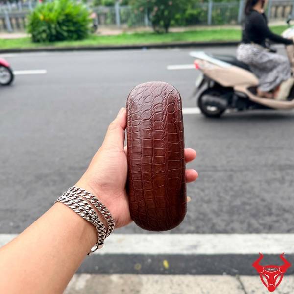 Hộp Đựng Mắt Kính Da Cá Sấu Cao Cấp Màu Nâu Đẹp Hộp đựng mắt kính bọc da cá sấu màu nâu với phong cách quý phái và cao cấp.
