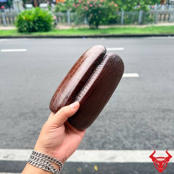 Phụ Kiện Hộp Đựng Mắt Kính Da Cá Sấu Màu Nâu Sang Trọng Hộp đựng mắt kính da cá sấu màu nâu với thiết kế nhỏ gọn và đẳng cấp.