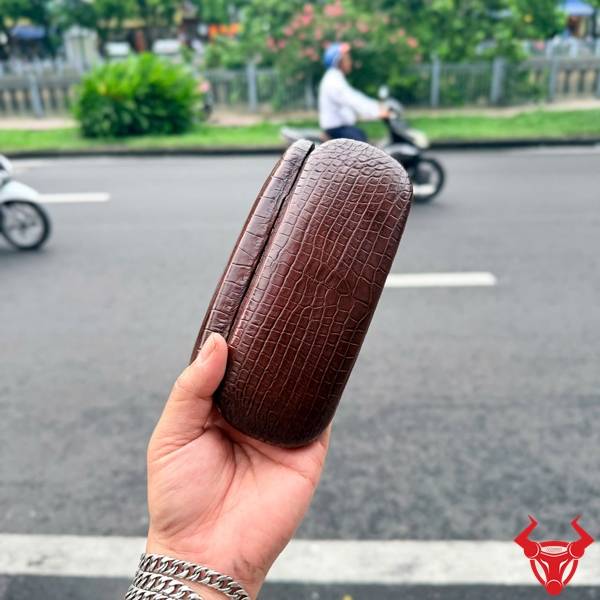 Hộp Đựng Kính Da Cá Sấu Màu Nâu Dành Cho Doanh Nhân Hộp đựng mắt kính bọc da cá sấu màu nâu dành cho người yêu phụ kiện cao cấp.