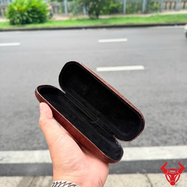 Hộp Đựng Mắt Kính Bọc Da Cá Sấu Màu Nâu Bền Đẹp Cao Cấp Hộp đựng mắt kính da cá sấu màu nâu cao cấp thể hiện phong cách khác biệt và sang trọng.
