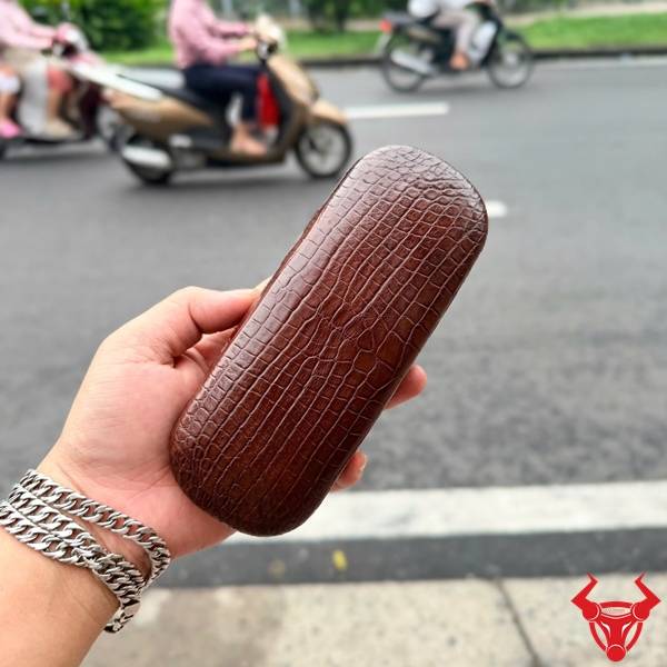 Hộp Đựng Mắt Kính Bọc Da Cá Sấu Màu Nâu Cao Cấp Hộp đựng mắt kính bọc da cá sấu màu nâu cao cấp với thiết kế sang trọng và tinh tế.