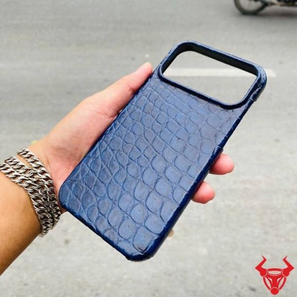 Mẫu ốp lưng ELAA8 da bụng cá sấu màu xanh navy dành cho iPhone 17 Pro Max.