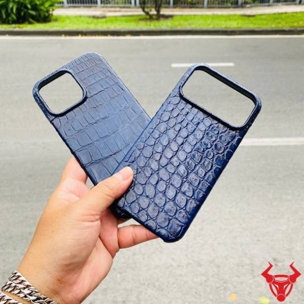 Ốp lưng da cá sấu thật ELAA8 màu xanh navy dành cho iPhone 17 Pro Max.