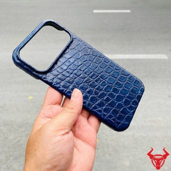 Ốp lưng full viền iPhone 17 Pro Max da bụng cá sấu màu xanh navy cao cấp.