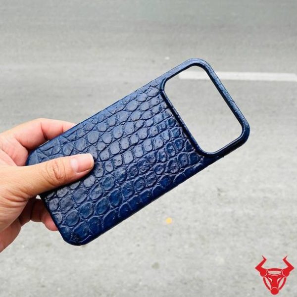 Ốp lưng da bụng cá sấu xanh navy bảo vệ iPhone 17 Pro Max sang trọng.