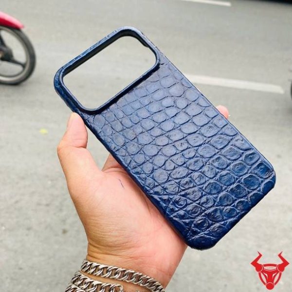 Ốp lưng ELAA8 da bụng cá sấu full viền màu xanh navy cho iPhone 17 Pro Max.