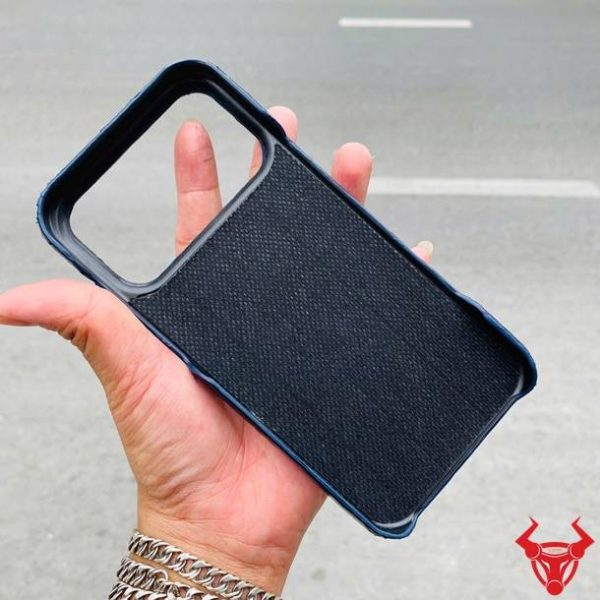 Ốp da bụng cá sấu bảo vệ toàn diện cho iPhone 17 Pro Max màu xanh navy.