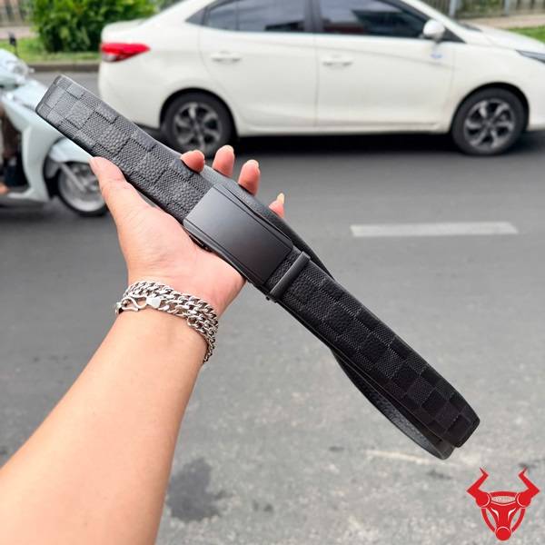 Thắt Lưng Nam Da Bò Dập Caro TLRN15 với khóa ray trượt tự động và kiểu dáng lịch lãm.