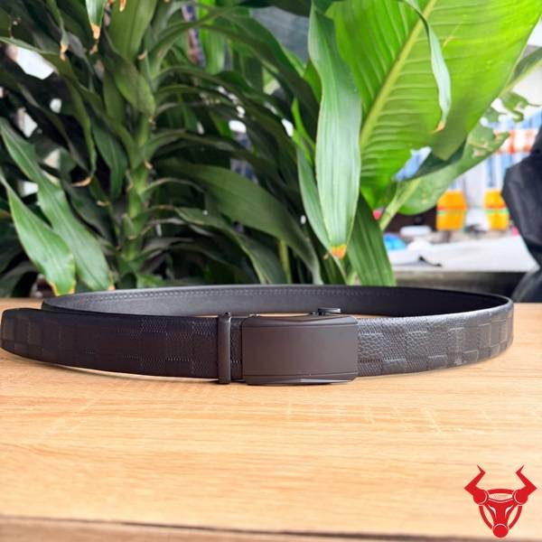 Thắt lưng da bò dập caro TLRN15 nổi bật với chất liệu cao cấp và khóa ray trượt hiện đại.