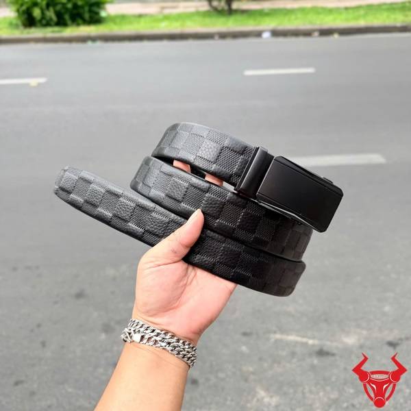 Thắt lưng da bò dập caro TLRN15 với khóa ray trượt tự động và hoàn thiện tinh xảo.