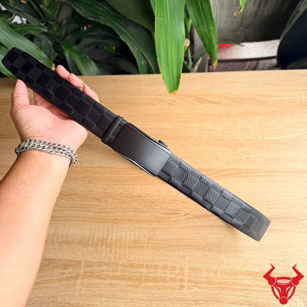 Thắt Lưng Nam Da Bò Dập Caro TLRN15 với thiết kế sang trọng và khóa ray trượt chắc chắn.