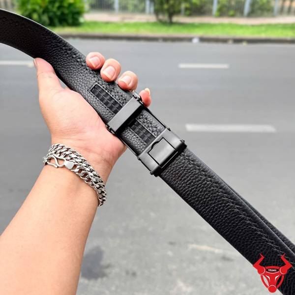 Hình ảnh Thắt Lưng Nam Da Bò Dập Caro TLRN15 với khóa ray trượt tự động và chất liệu da bò cao cấp.