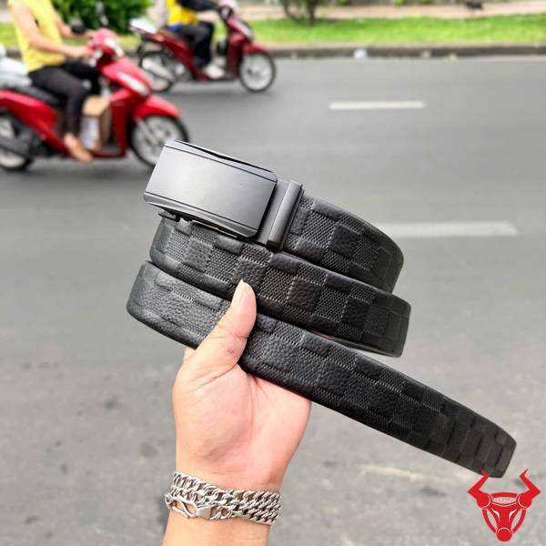 Thắt Lưng Nam Da Bò Dập Caro TLRN15 với khóa ray trượt tự động và họa tiết caro sang trọng.