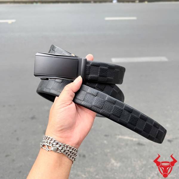Thắt lưng da bò dập caro TLRN15 với thiết kế hiện đại và khóa ray trượt tiện dụng.
