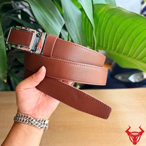 Thắt lưng da bò Full Grain TLK54 màu nâu với khóa tự động hiện đại và bề mặt da tự nhiên.