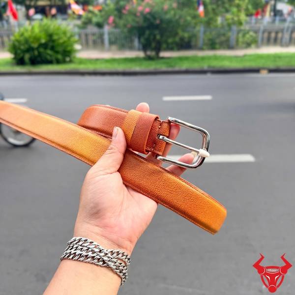 Thắt lưng da bò Taiga TLK53 nổi bật với bề mặt vân đẹp và khóa inox chắc chắn.