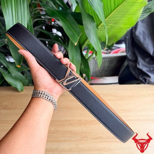 Thắt lưng da bò Togo TLK16 với khóa thép hiện đại và chất liệu da thật.