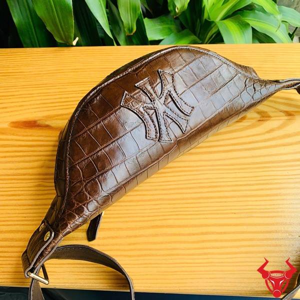 Túi Đeo Bụng Da Bụng Cá Sấu Màu Nâu Đất Tiện Dụng Túi đeo bụng da cá sấu TTA8 màu nâu đất nhiều ngăn tiện lợi.