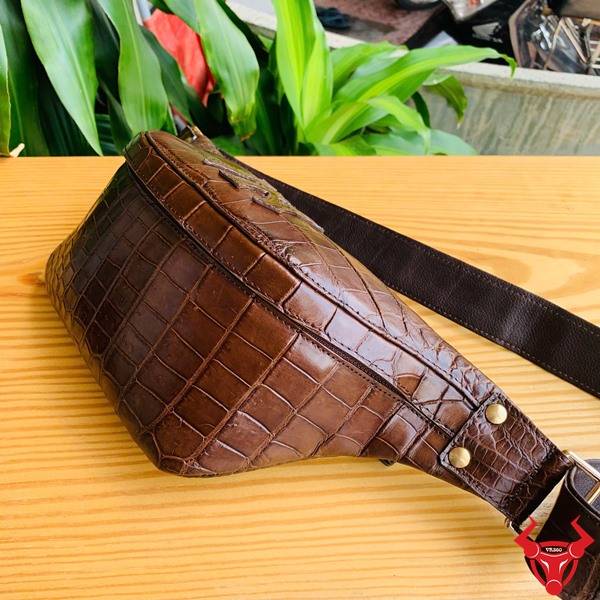 Túi Đeo Bụng Da Cá Sấu TTA8 Dành Cho Nam Túi đeo bụng da bụng cá sấu TTA8 màu nâu đất với vân da tự nhiên.
