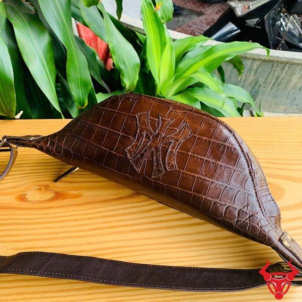Túi Đeo Bụng Da Bụng Cá Sấu Màu Nâu Đất Đẳng Cấp Túi đeo bụng da bụng cá sấu TTA8 màu nâu đất phong cách hiện đại.