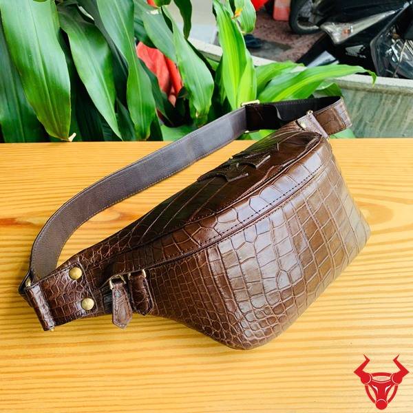 Túi Đeo Bụng Da Cá Sấu TTA8 Màu Nâu Đất Sang Trọng Túi đeo bụng da bụng cá sấu TTA8 màu nâu đất sang trọng.