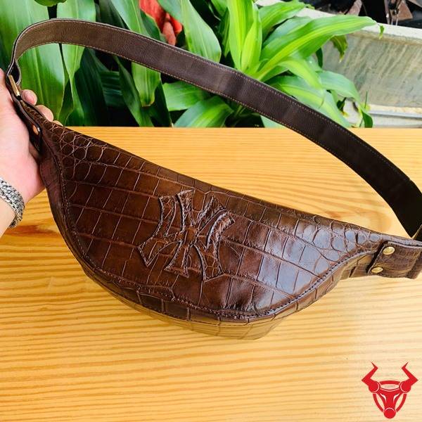 Túi Đeo Bụng Da Bụng Cá Sấu Màu Nâu Đất Chính Hãng Túi đeo bụng da bụng cá sấu TTA8 màu nâu đất dành cho phong cách hiện đại.