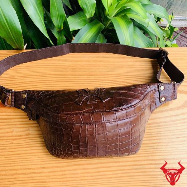 Túi đeo bụng da bụng cá sấu TTA8 màu nâu đất chế tác tinh xảo.