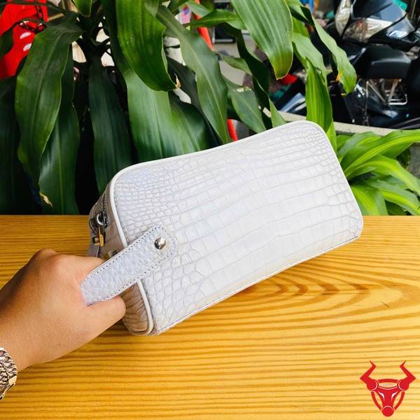 Túi clutch da bụng cá sấu CGA8 màu bạch tạng sang trọng với thiết kế hai ngăn khóa kéo.